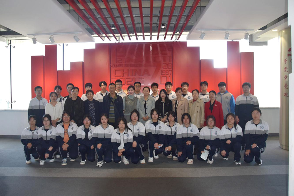 文登技師學(xué)院-聯(lián)橋國際學(xué)院師生打卡聯(lián)橋集團