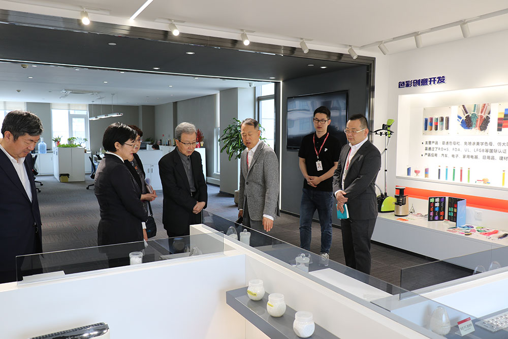 中日友好協(xié)會常務(wù)副會長程永華一行來聯(lián)橋集團參觀訪問