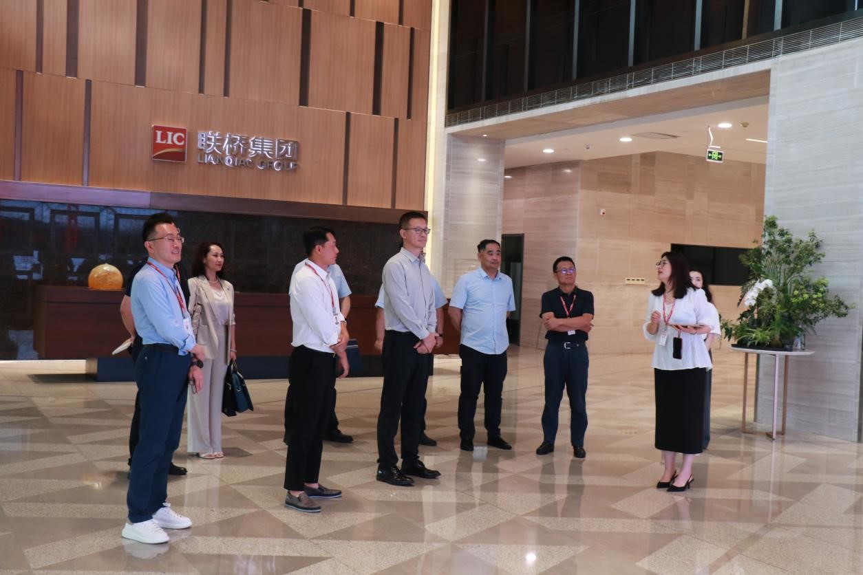 中國信保山東分公司司黨委書記、總經(jīng)理魏廣遠來聯(lián)橋集團調(diào)研
