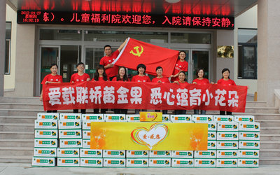 愛載聯(lián)橋黃金果，悉心蘊育小花朵