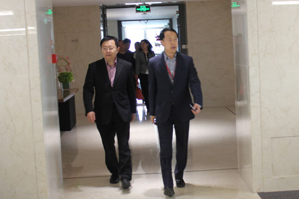 山東大學(xué)(威海)黨委書(shū)記仝興華一行來(lái)聯(lián)橋集團(tuán)參觀考察