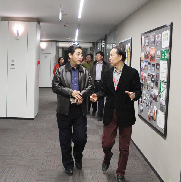 威海檢驗檢疫局局長陳俊新一行來聯(lián)橋集團(tuán)考察調(diào)研