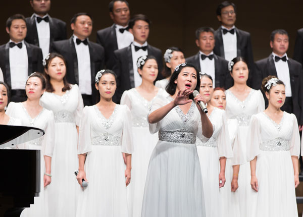 聯(lián)橋藍色暢想合唱團在威海市紀念中國工農(nóng)紅軍長征勝利80周年合唱音樂會傾情演唱(圖4)