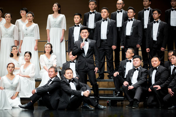 聯(lián)橋藍色暢想合唱團在威海市紀念中國工農(nóng)紅軍長征勝利80周年合唱音樂會傾情演唱(圖8)