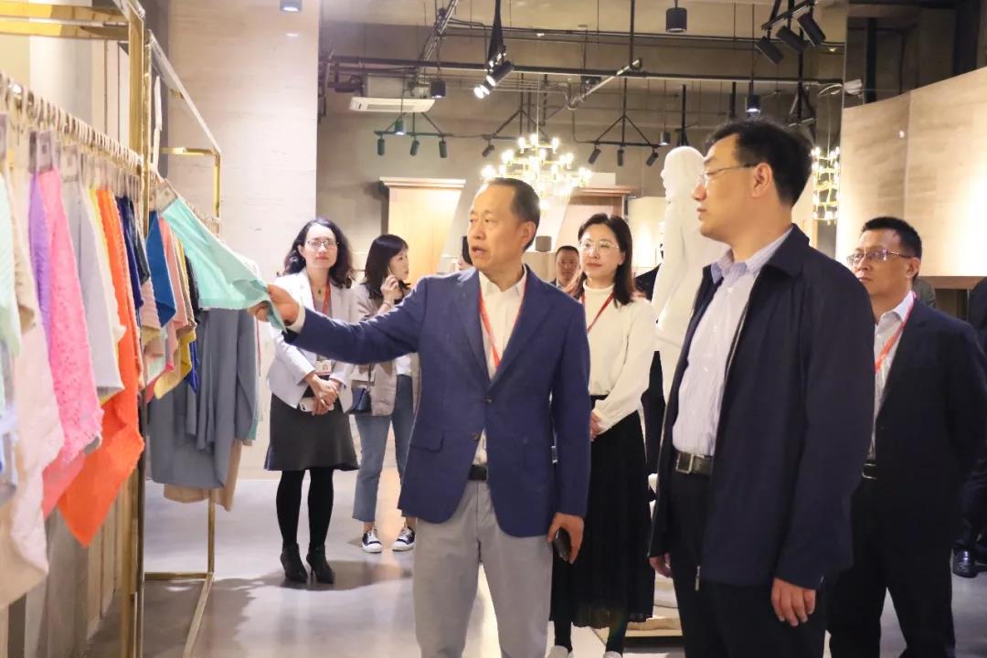 高新區(qū)黨工委委員、紀(jì)工委書記王役兵到聯(lián)橋集團(tuán)調(diào)研