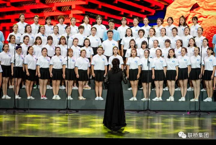 聯(lián)橋藍(lán)色暢想合唱團(tuán)榮獲“喜迎十九大·地級威海市成立三十周年全市職工大合唱”一等獎(jiǎng)(圖3)