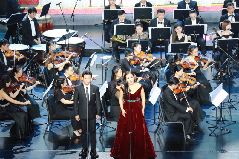 聯(lián)橋藍(lán)色暢想合唱團(tuán)在“威海市成立三十周年交響合唱音樂會(huì)”壓軸演唱(圖3) 聯(lián)橋藍(lán)色暢想合唱團(tuán)在“威海市成立三十周年交響合唱音樂會(huì)”壓軸演唱(圖3)