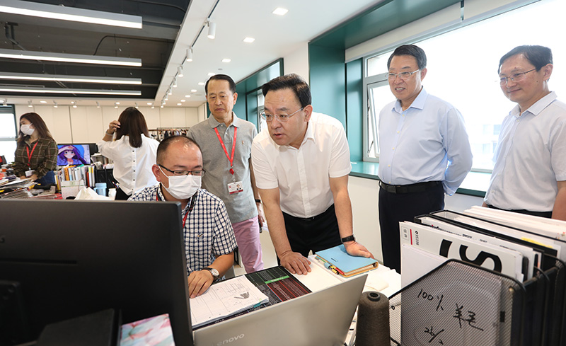 威海市委副書記、代市長閆劍波到聯(lián)橋集團調(diào)研