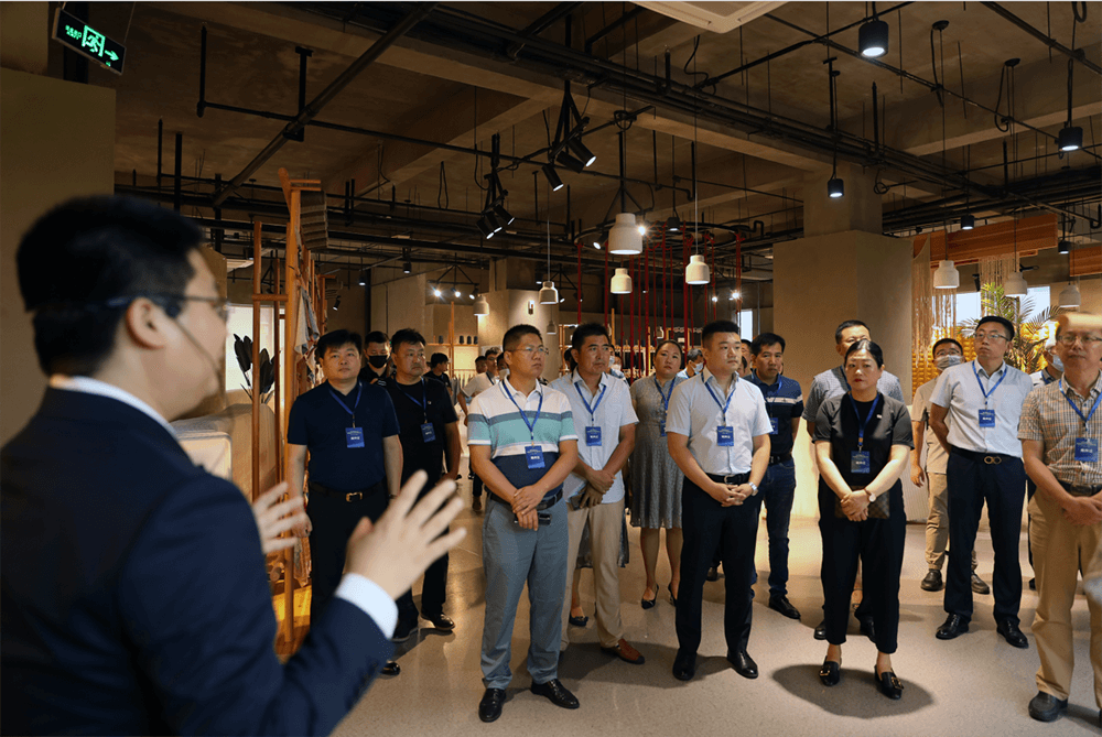 聯(lián)橋集團(tuán)黨委書記、董事長慕镕鍵在威海市“青藍(lán)接力”名家論壇開講(圖2)